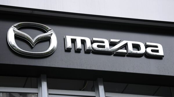 Логотип компании Mazda на фасаде автосалона в Москве