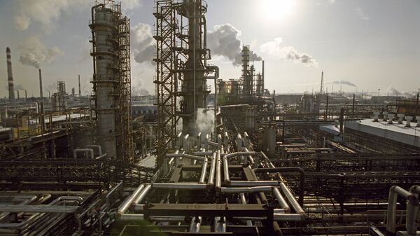 Омский нефтеперерабатывающий завод Сибирской нефтяной компании (ныне Газпром нефть).