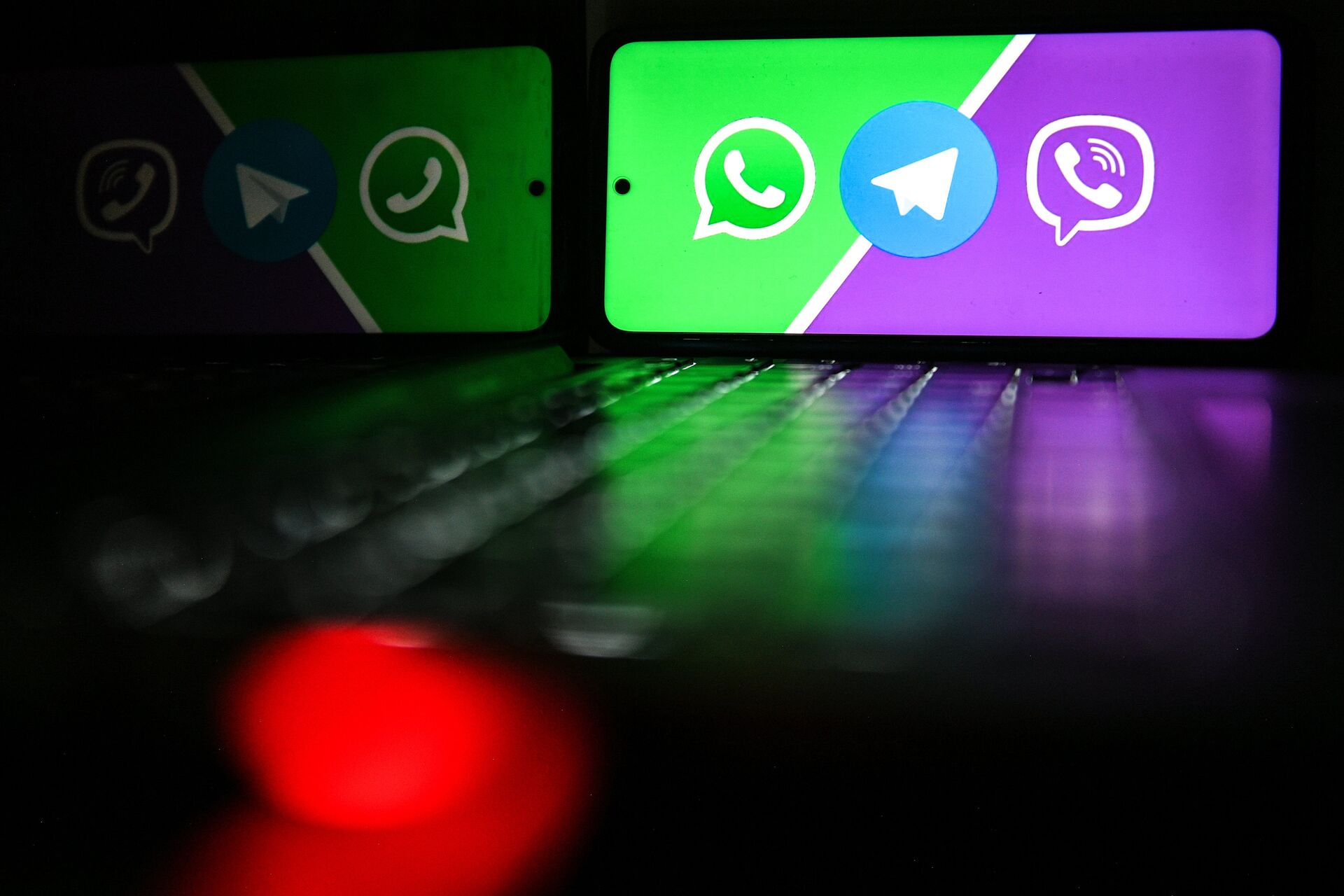 Иконки мессенджеров Viber, WhatsApp и Telegram на экране смартфона - ПРАЙМ, 1920, 13.03.2022
