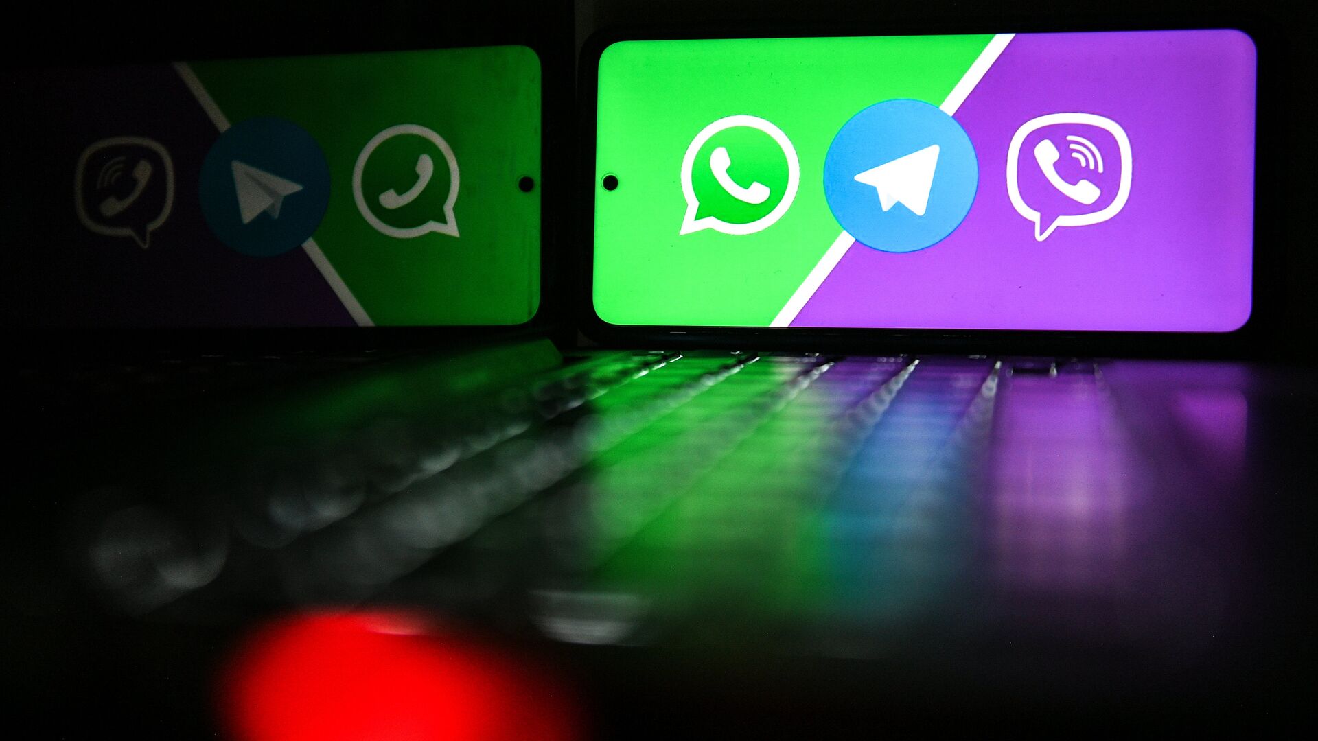 Иконки мессенджеров Viber, WhatsApp и Telegram на экране смартфона - ПРАЙМ, 1920, 03.02.2024
