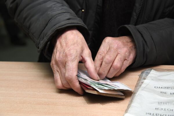 Мужчина с полученной пенсией на почтамте в Чите