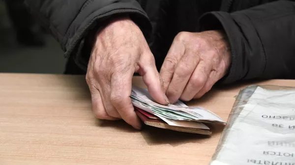 Мужчина с полученной пенсией на почтамте в Чите