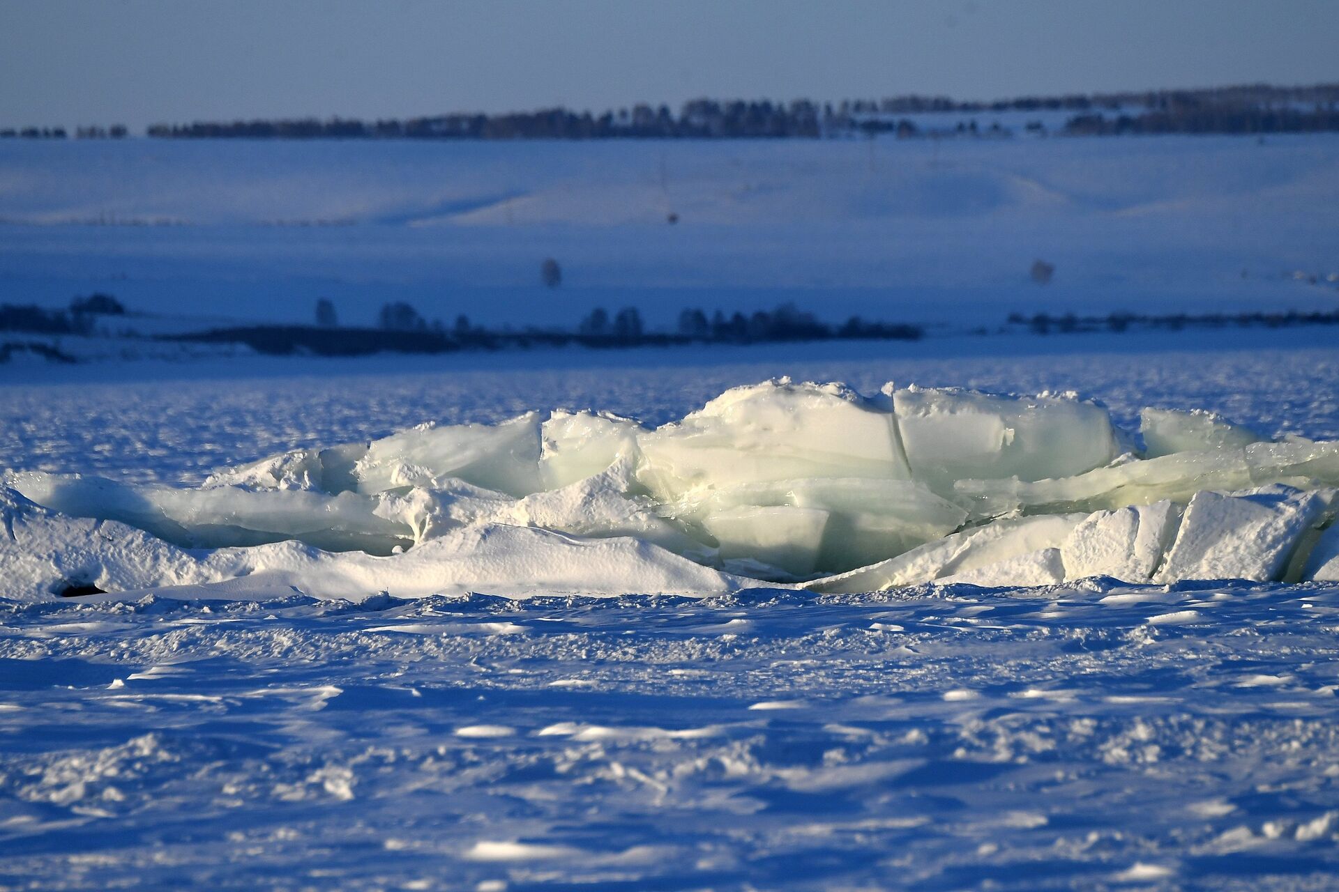 Ледяные торосы вдоль трещины на поверхности реки - ПРАЙМ, 1920, 17.03.2021