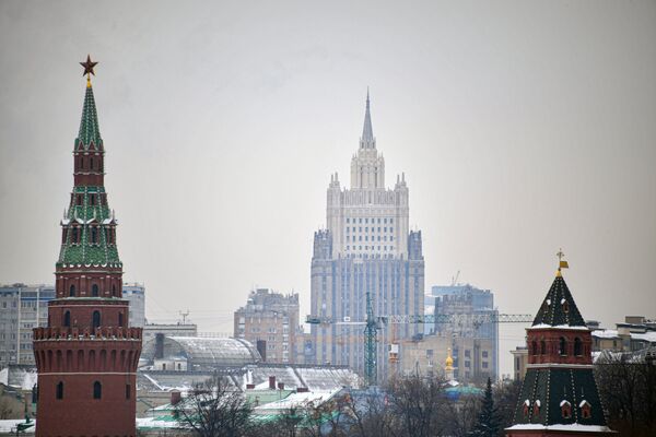  Вид на башни московского Кремля и здание МИД