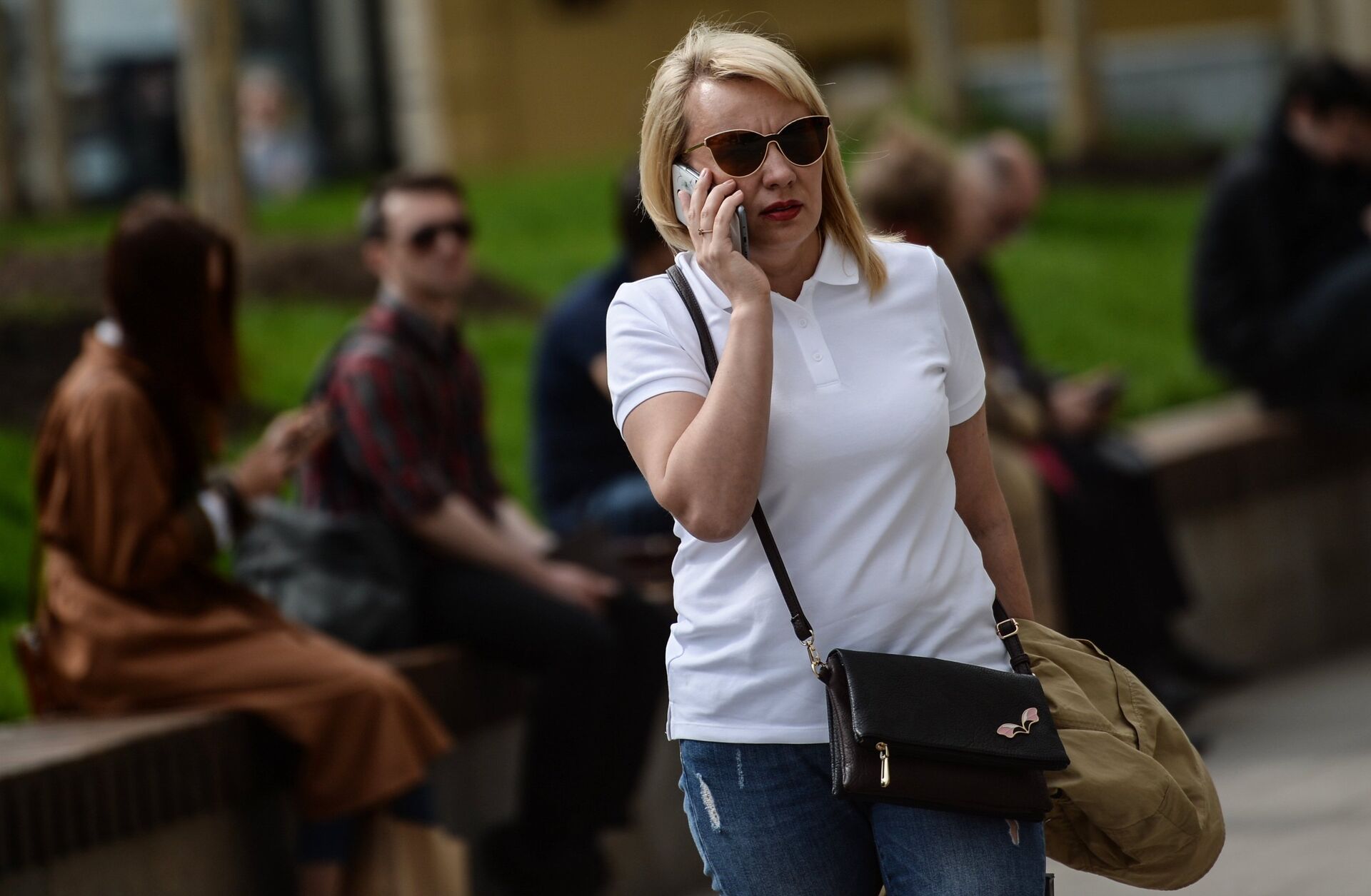 Женщина говорит по телефону на улице Москвы - ПРАЙМ, 1920, 30.05.2022