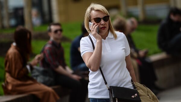 Женщина говорит по телефону на улице Москвы