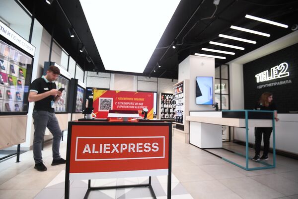 Брендированные витрины с товарами AliExpress в салонах Tele2