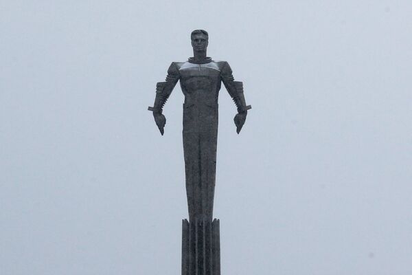 Вид на памятник космонавту Юрию Гагарину на Ленинском проспекте в Москве.