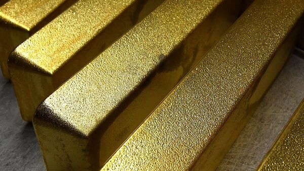 Производство золотых слитков.