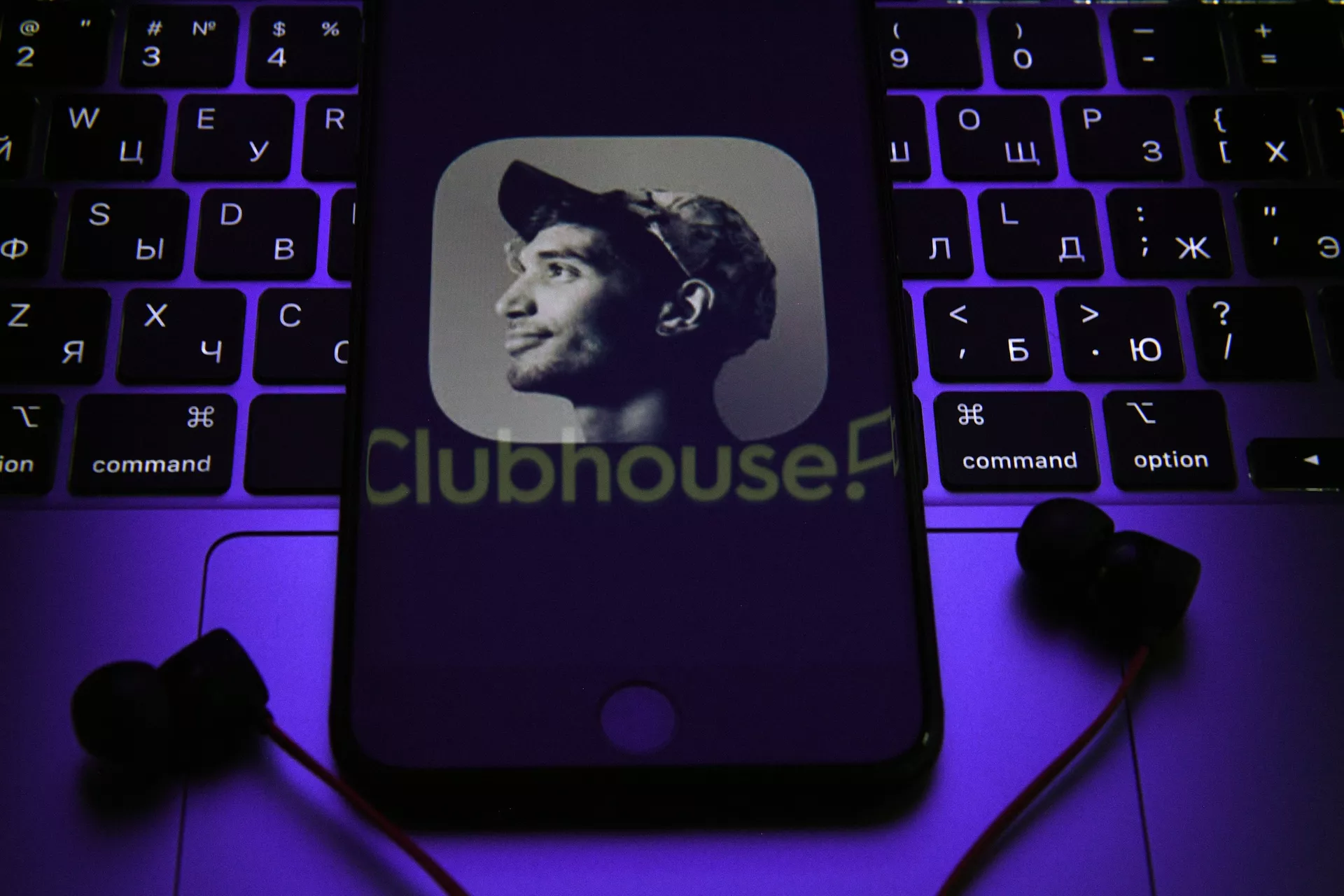 Приложение Clubhouse на экране смартфона - ПРАЙМ, 1920, 12.04.2021