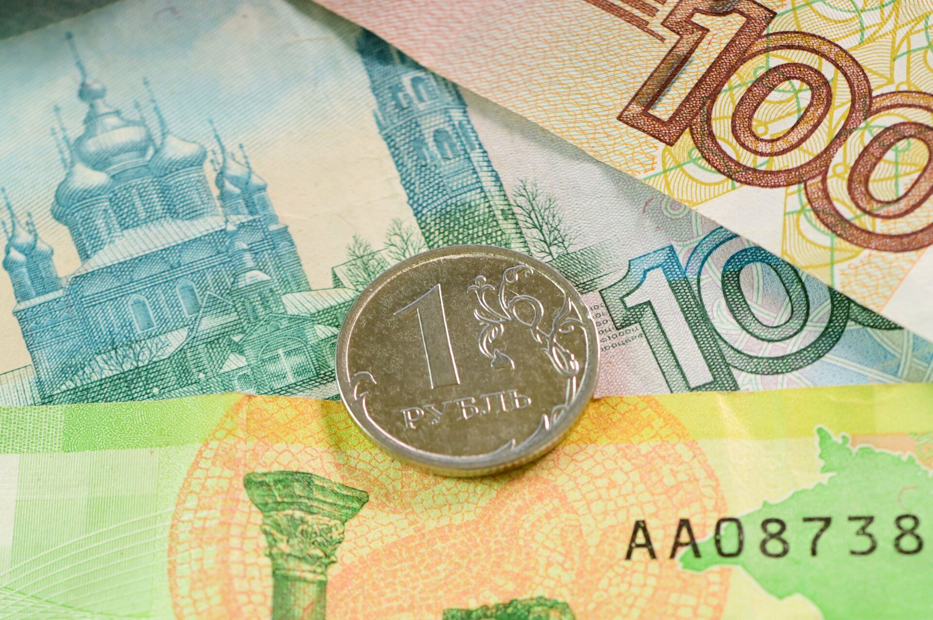 Монета номиналом один рубль и банкноты номиналом 100, 200 и 1000 рублей. - ПРАЙМ, 1920, 08.07.2021