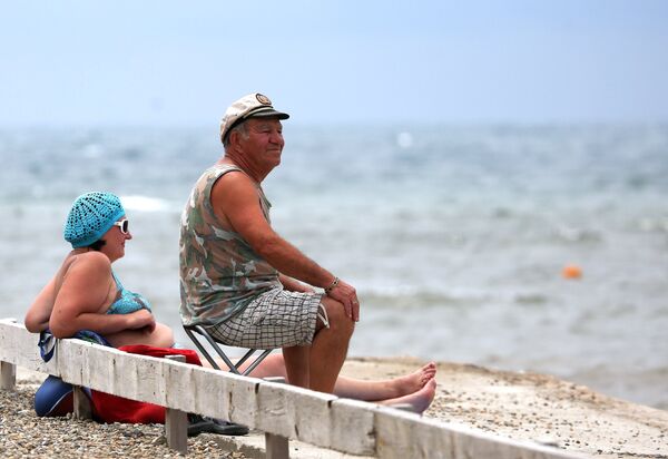 Пожилые люди отдыхают у моря в Анапе