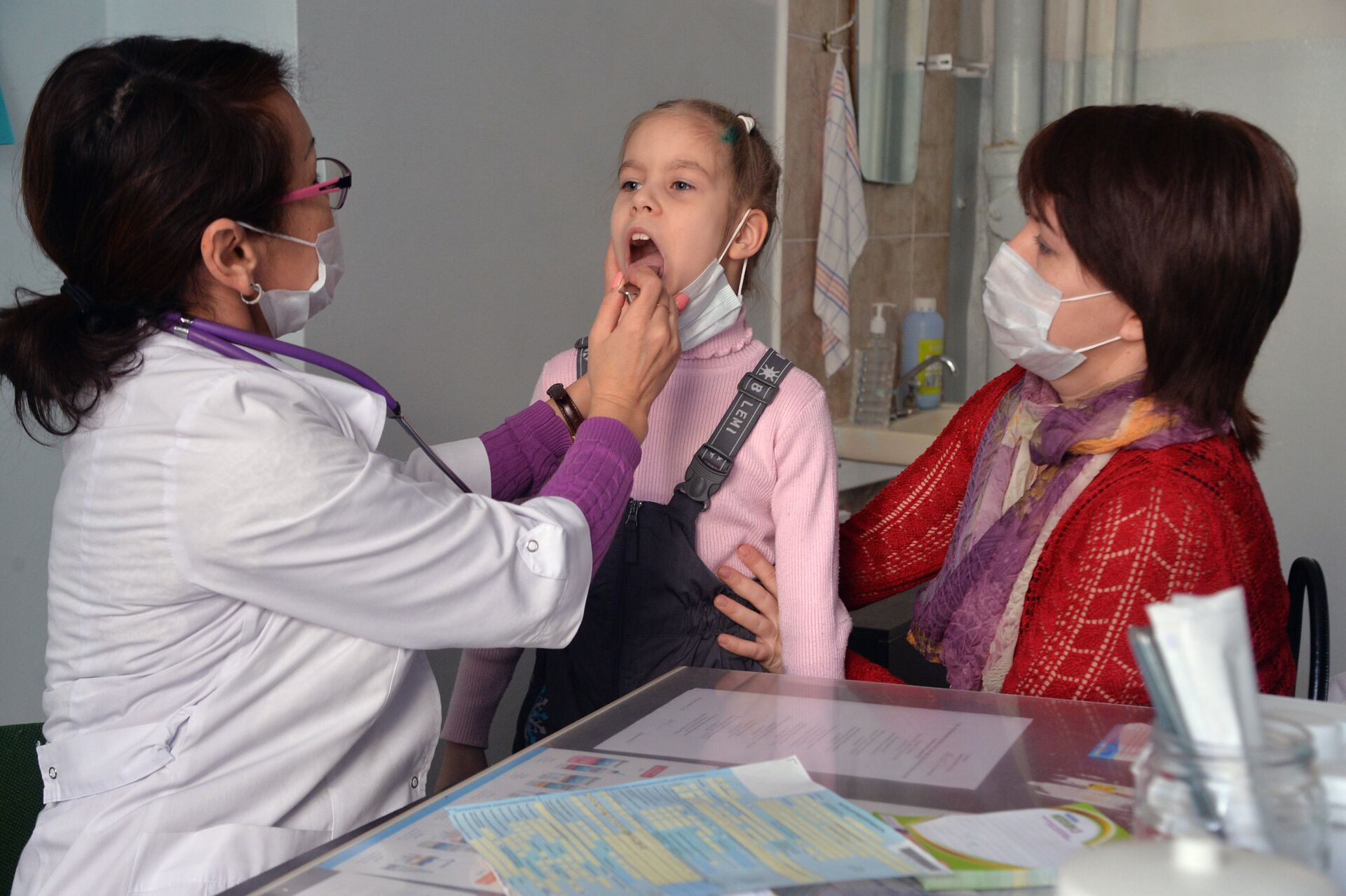 Врач проводит осмотр ребенка в детской поликлинике №3 города Челябинска - ПРАЙМ, 1920, 05.05.2021