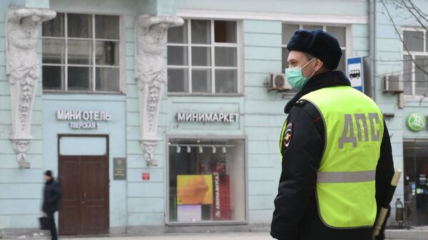 Сотрудник дорожно-патрульной службы на Тверской улице в Москве