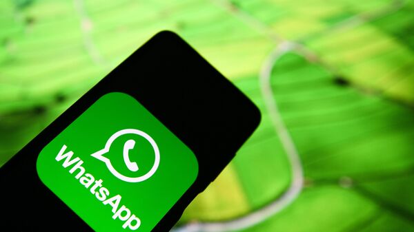 Приложение мессенджера WhatsApp на экране смартфона