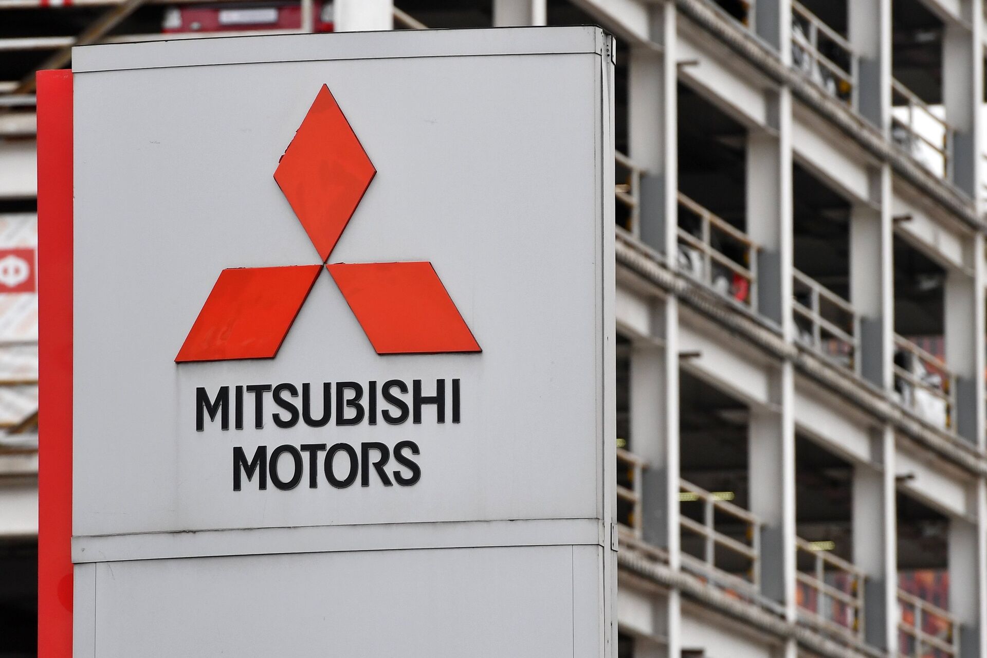 Логотип японской автомобилестроительной компании Mitsubishi в автосалоне в Москве - ПРАЙМ, 1920, 02.02.2023