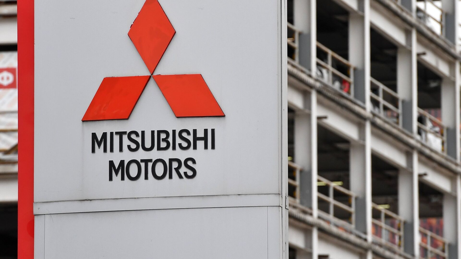 Логотип японской автомобилестроительной компании Mitsubishi в автосалоне в Москве - ПРАЙМ, 1920, 04.04.2024