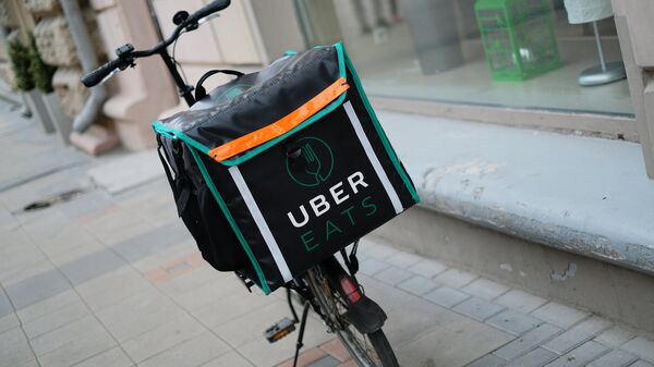 Велосипед курьера UberEats.