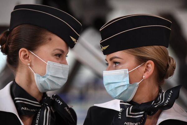 Стюардессы на территории тренажерного комплекса Аэрофлота в Москве