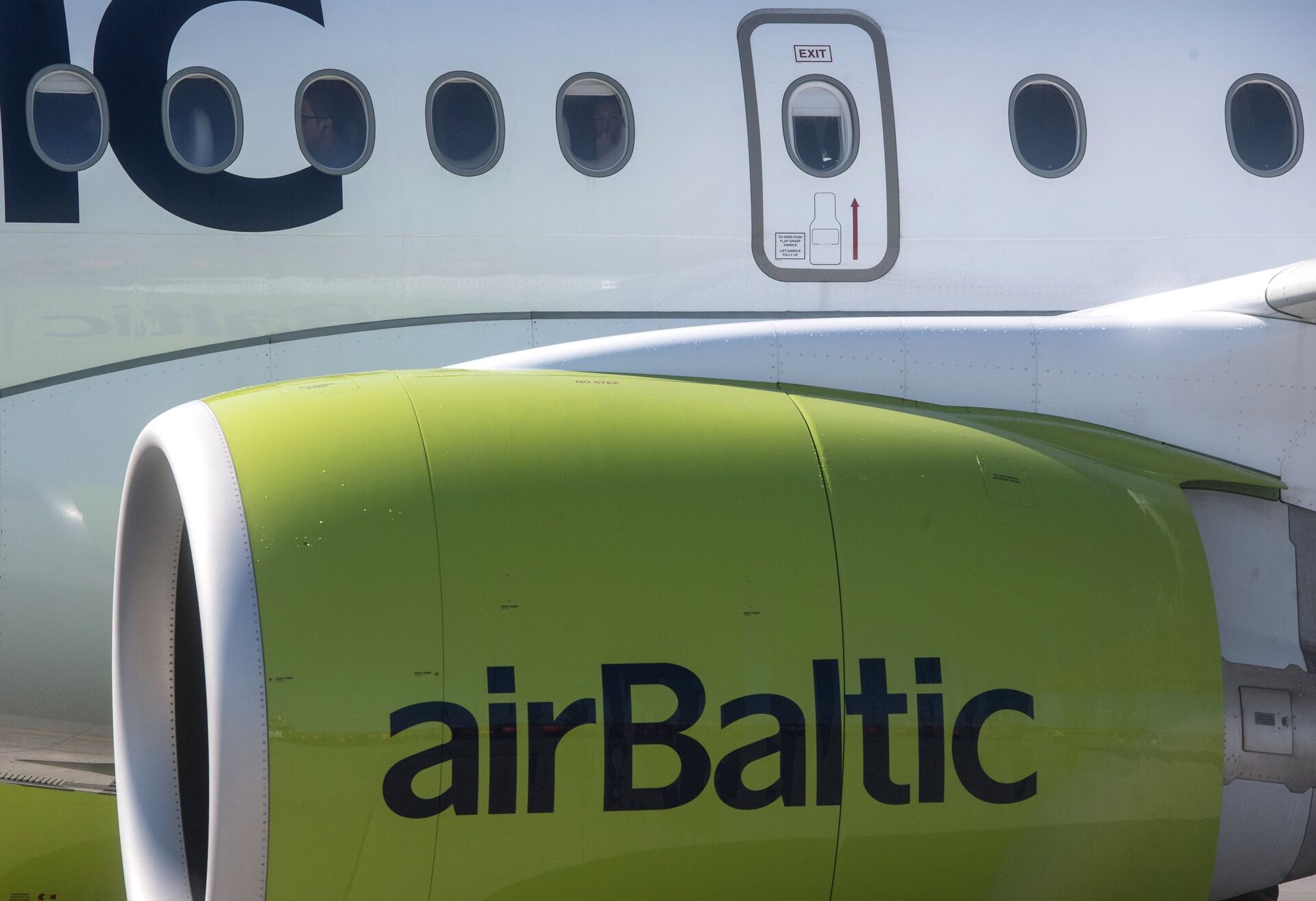 Логотип латвийской авиакомпании airBaltic на турбине самолета Bombardier CS300. - ПРАЙМ, 1920, 24.05.2021