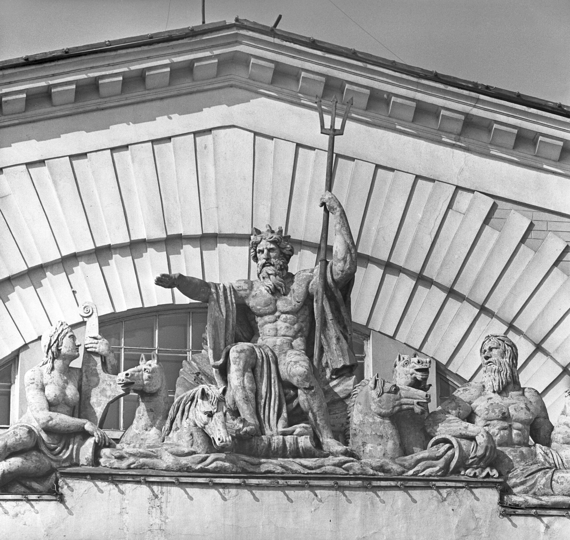 Фрагмент фасада здания бывшей Санкт-Петербургской фондовой биржи - ПРАЙМ, 1920, 03.06.2021