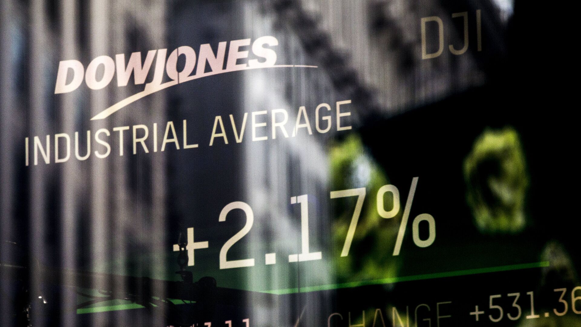 Информационная панель с данными об индексе Dow Jones на Таймс-сквер в Нью-Йорке - ПРАЙМ, 1920, 01.08.2022