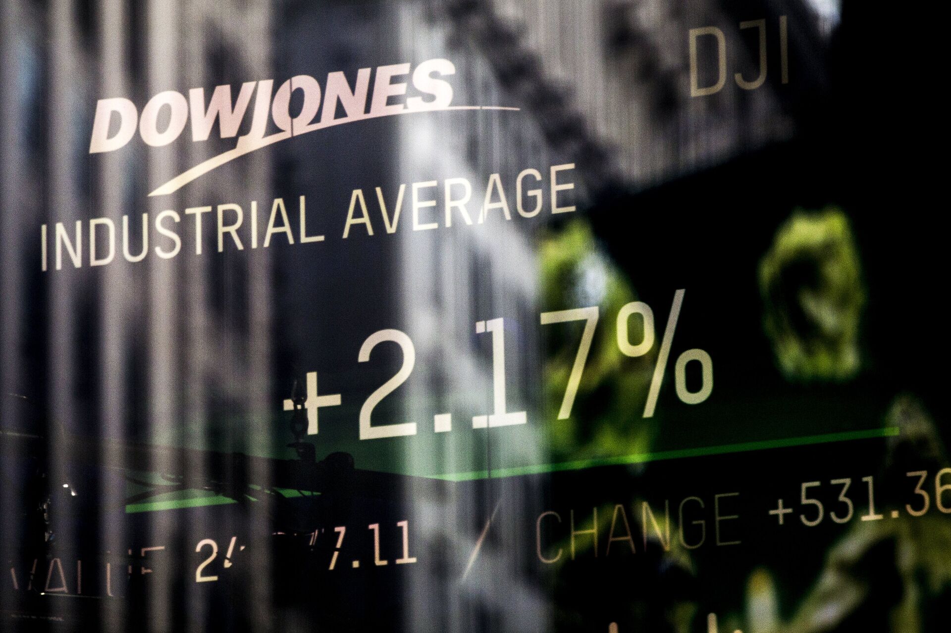 Информационная панель с данными об индексе Dow Jones на Таймс-сквер в Нью-Йорке - ПРАЙМ, 1920, 18.07.2023
