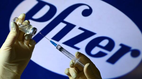 Шприц и ампула на фоне логотипа Pfizer