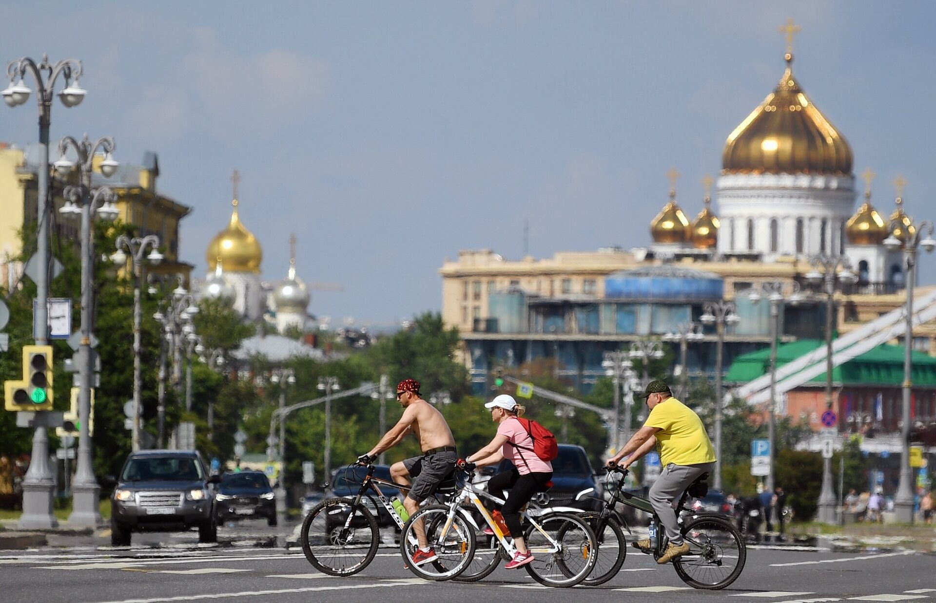 Люди катаются на велосипедах возле Фрунзенской набережной в Москве - ПРАЙМ, 1920, 15.06.2021