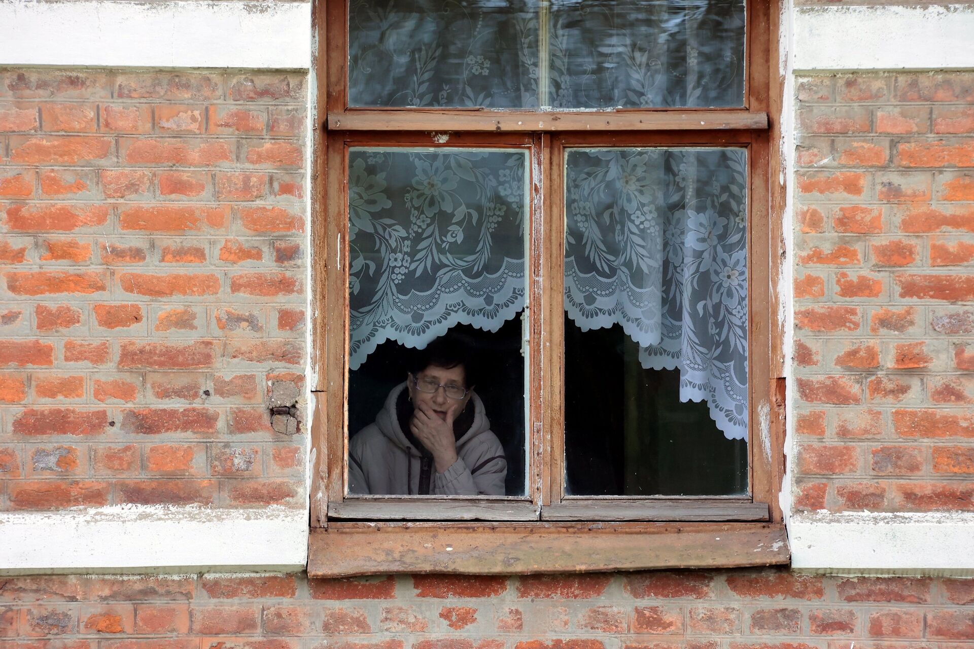 Женщина смотрит из окна своего дома в городе Чекалин Тульской области - ПРАЙМ, 1920, 14.09.2021