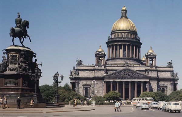 Вид на Исаакиевский собор и памятник Николаю I на Исаакиевской площади в Ленинграде