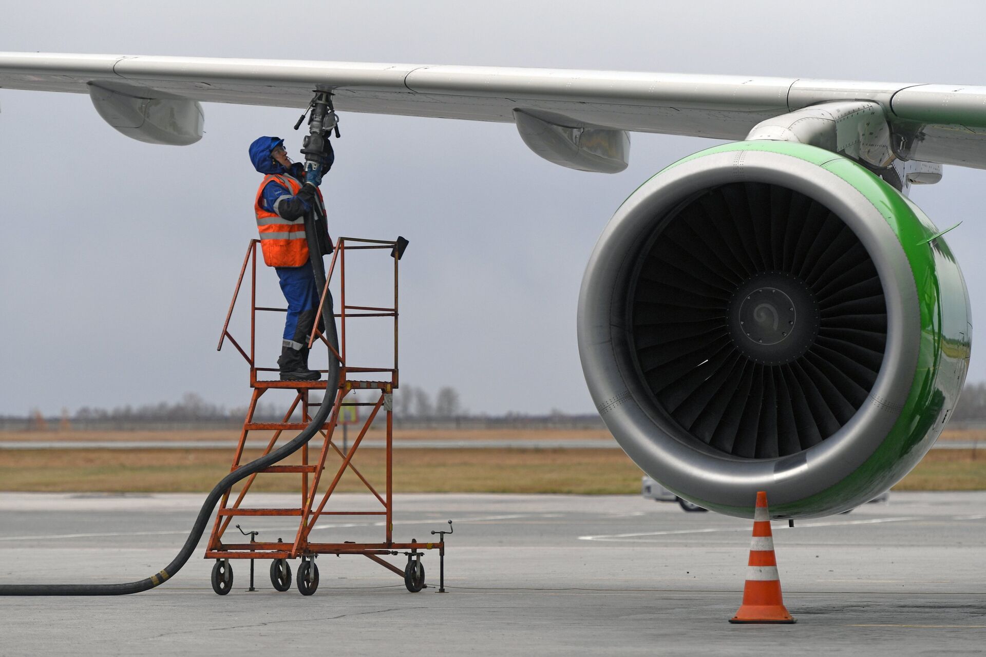 Заправка топливом самолета Boeing 737 MAX 8 авиакомпании S7 - ПРАЙМ, 1920, 02.03.2022