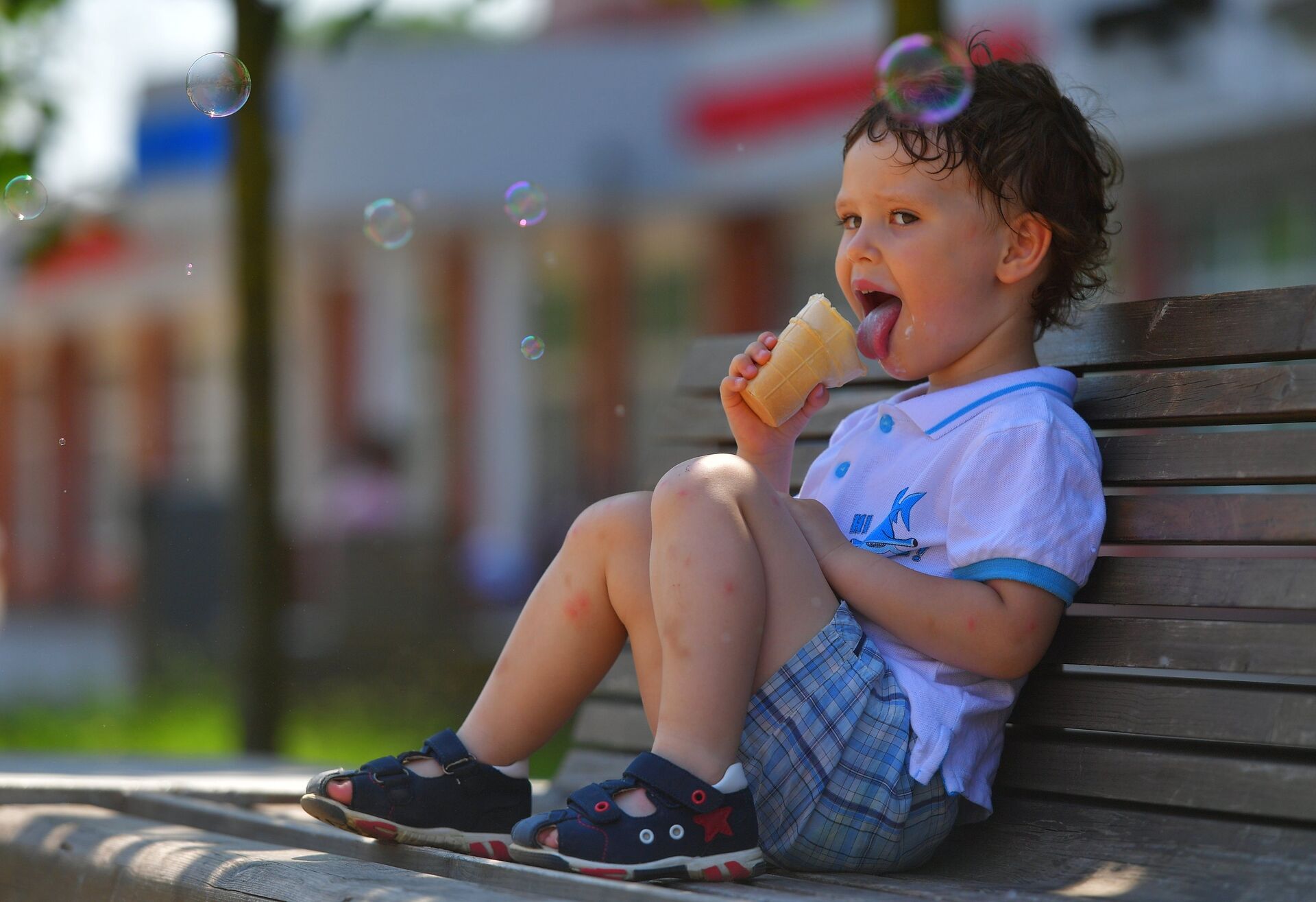Ребенок ест мороженое - ПРАЙМ, 1920, 07.06.2022