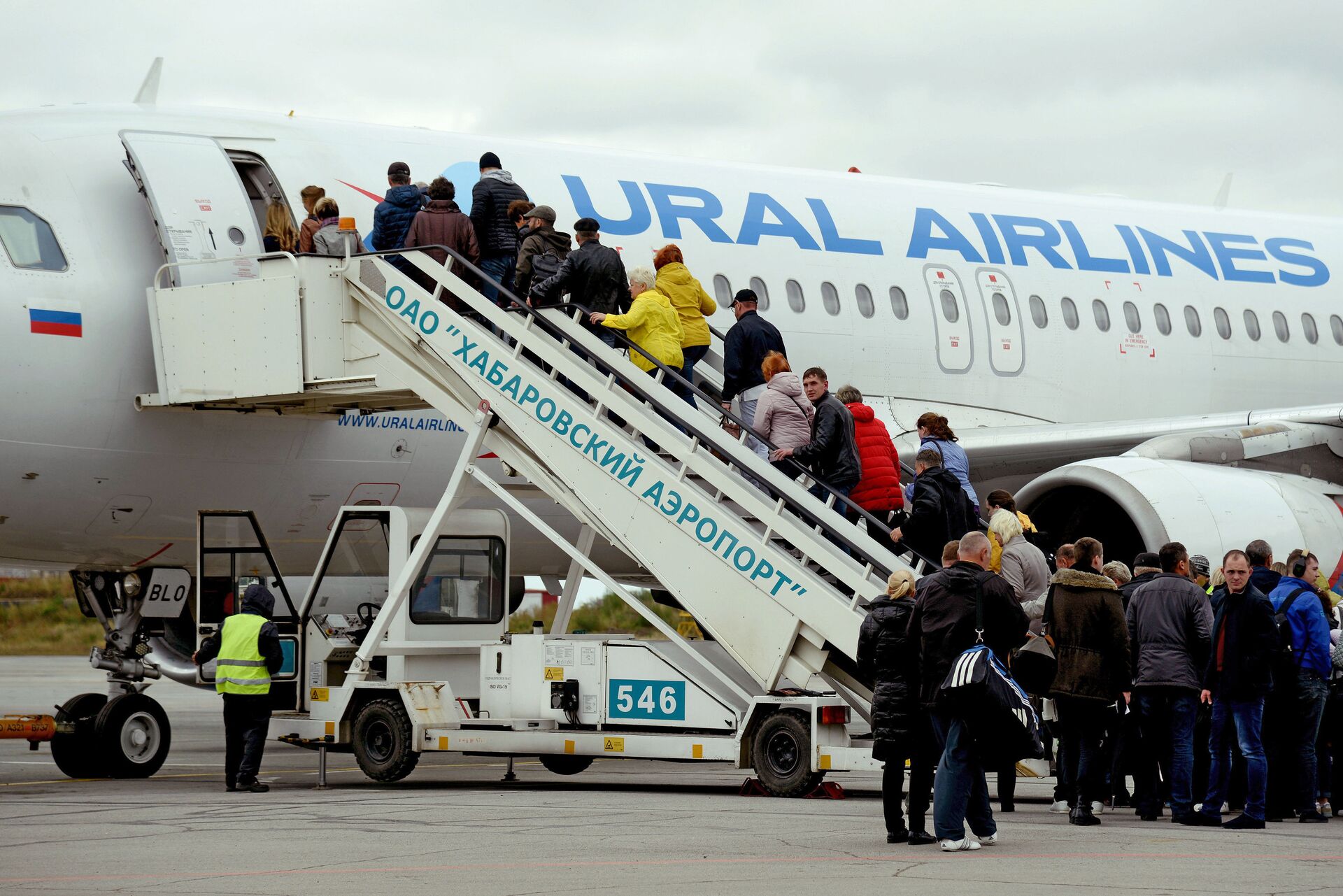Пассажиры поднимаются по трапу в самолет авиакомпании Ural Airlines в аэропорту Новый в Хабаровске. - ПРАЙМ, 1920, 21.10.2022