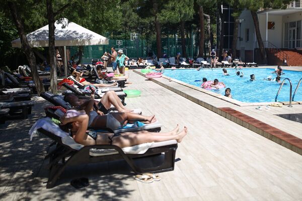 Отдыхающие у бассейна в санатории Красная Талка в Геледжике