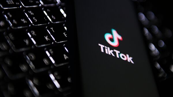 Иконка мобильного приложения TikTok на экране мобильного телефона.