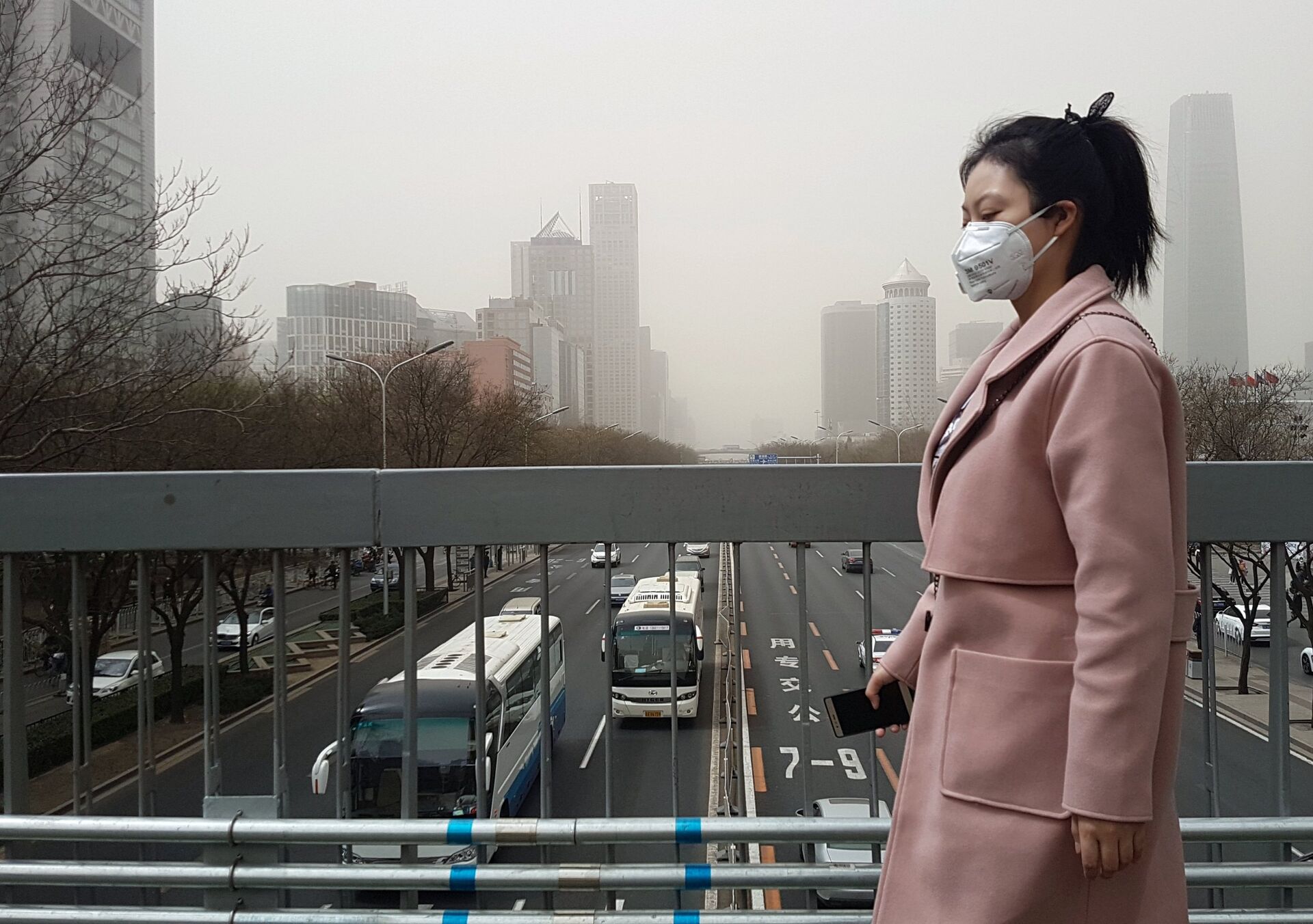 Жительница Пекина в защитной маске во время смога - ПРАЙМ, 1920, 16.07.2021