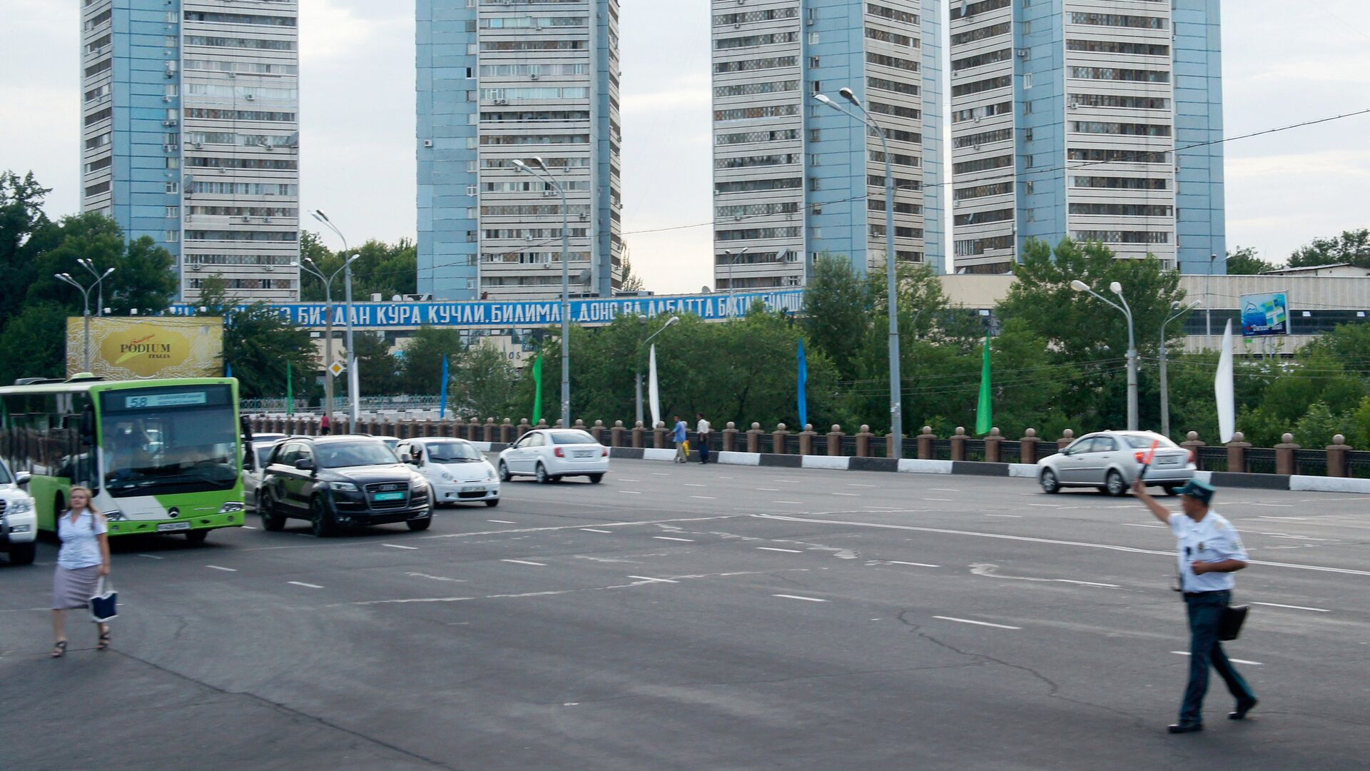 На одной из улиц города Ташкента. - ПРАЙМ, 1920, 09.05.2024