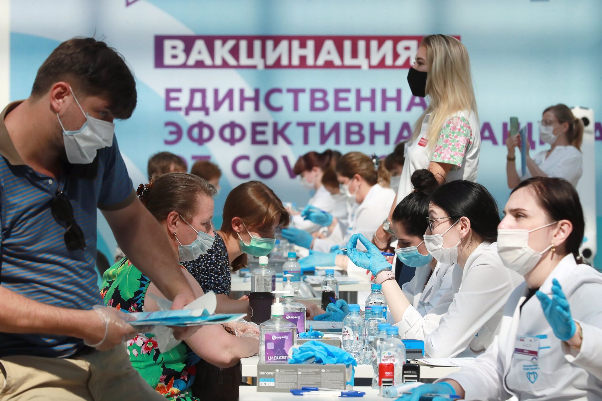 Посетители и медицинские работники в центре вакцинации от COVID-19 в Гостином дворе в Москве - ПРАЙМ, 1920, 28.10.2021