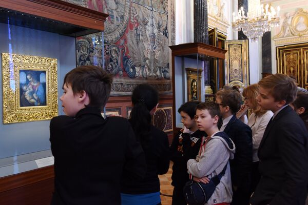 Посетители у картины Леонардо да Винчи Мадонна с Младенцем (Мадонна Литта) в Государственном Эрмитаже в Санкт-Петербурге.