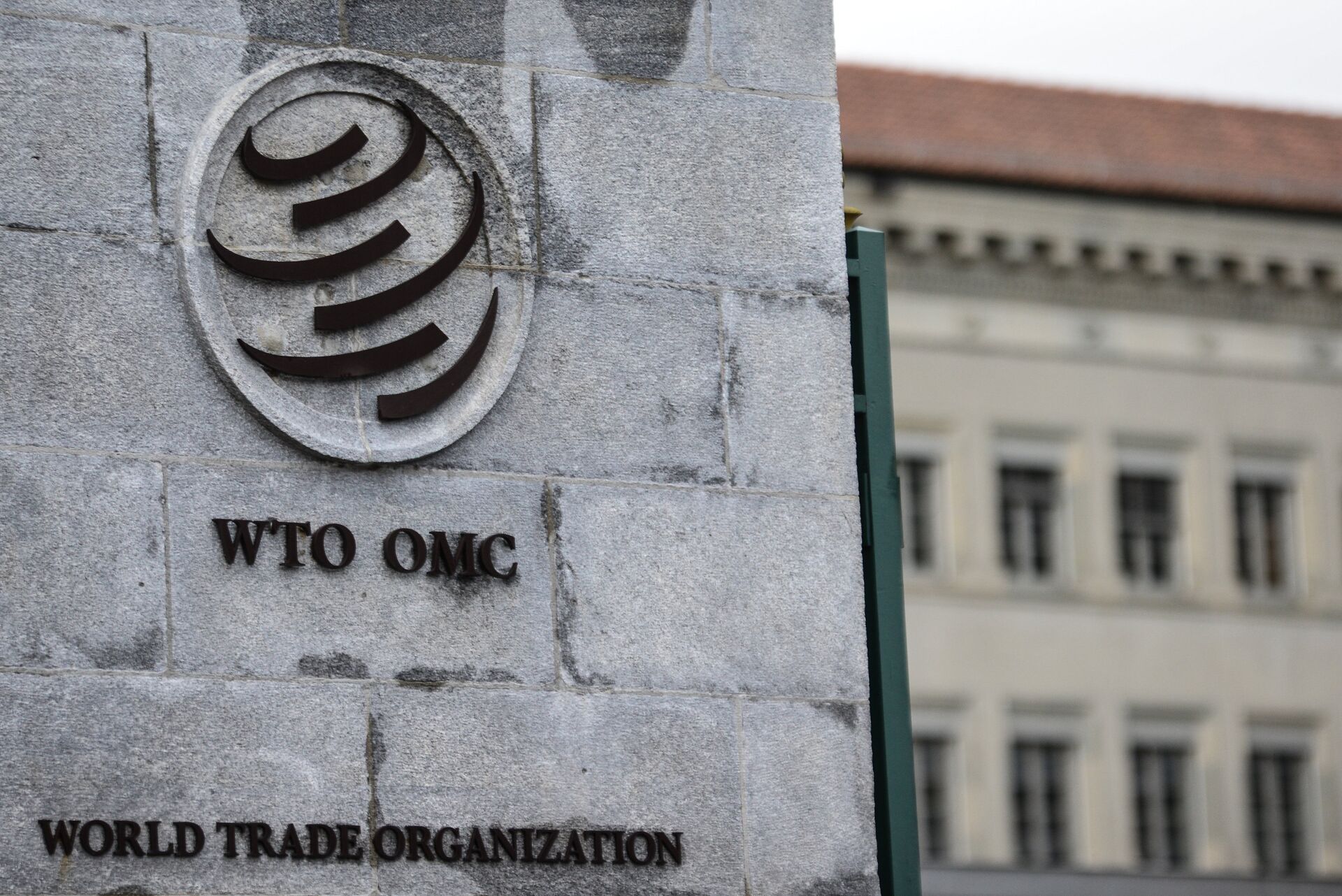 Эмблема Всемирной торговой организации (ВТО) возле здания штаб-квартиры организации в Женеве. - ПРАЙМ, 1920, 31.10.2021