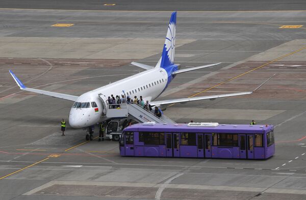 Пассажиры поднимаются по трапу на борт самолета белорусской авиакомпании Белавиа в национальном аэропорту Минск.