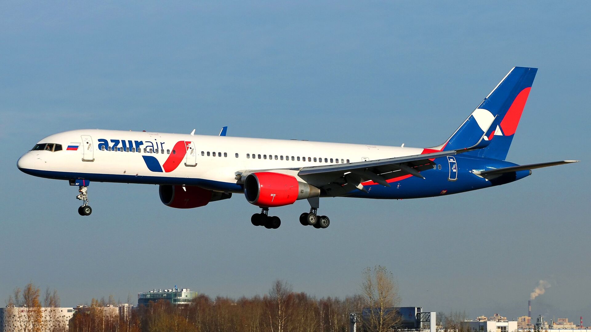 Самолет авиакомпании Azur Air совершает посадку в аэропорту Пулково. - ПРАЙМ, 1920, 03.05.2022