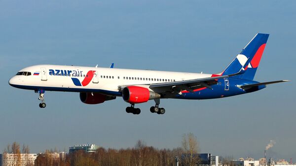 Самолет авиакомпании Azur Air совершает посадку в аэропорту Пулково.