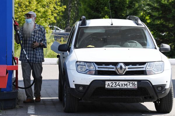 Мужчина заправляет автомобиль на автозаправочной станции ТАИФ-НК в Казани.