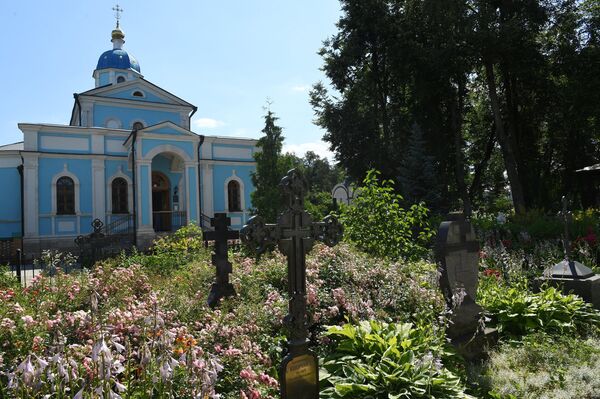 Храм с кладбищем