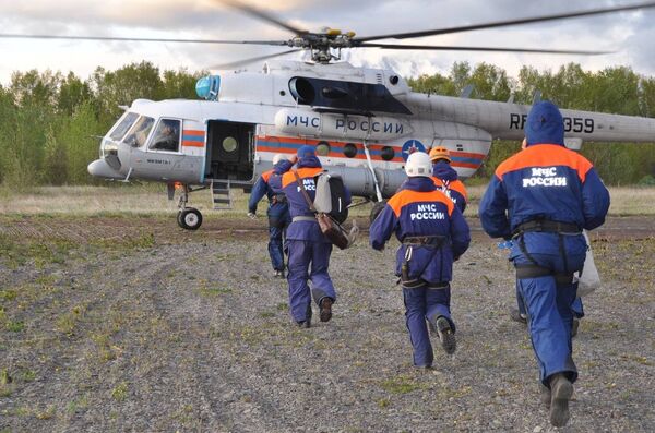 Сотрудники спасательной службы МЧС РФ