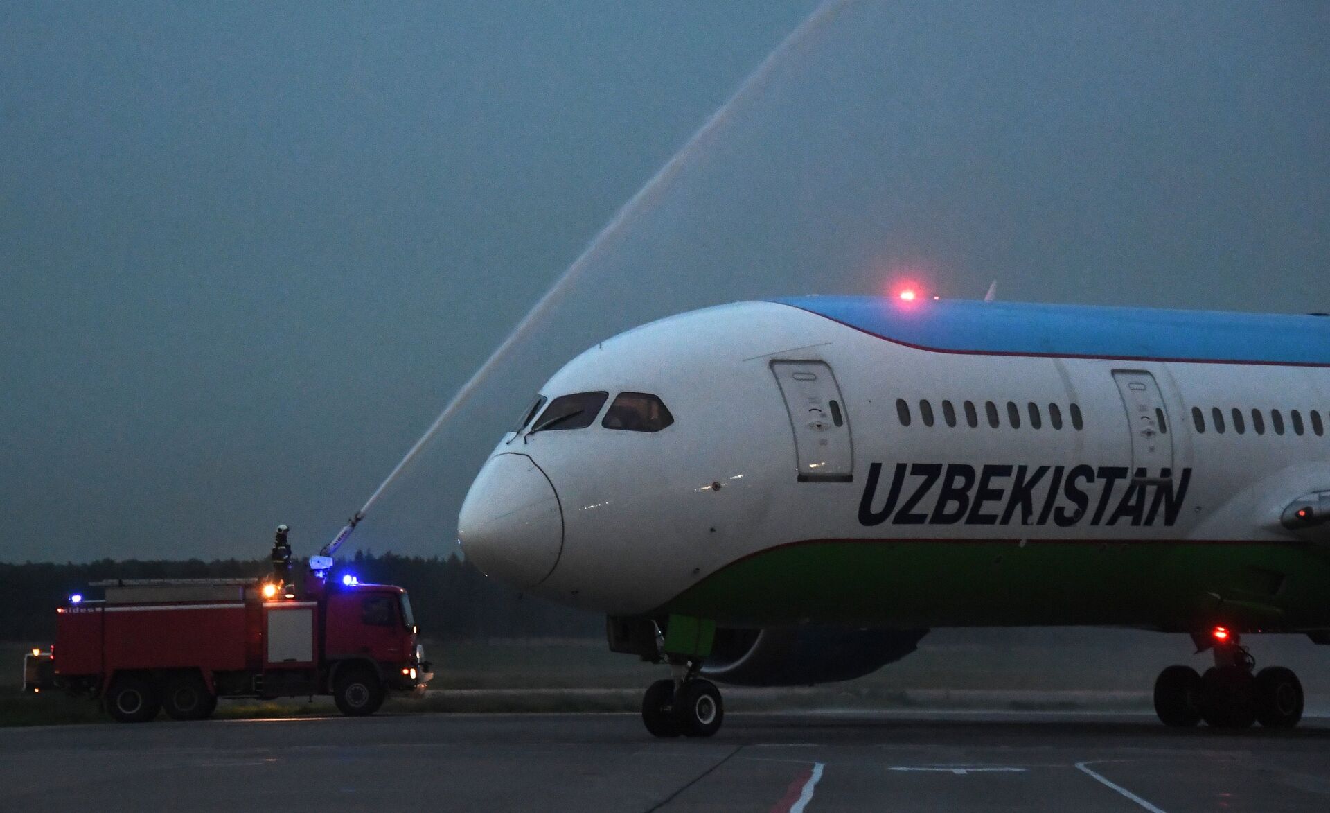 Встреча первого рейса Uzbekistan Airlines в аэропорту Домодедово - ПРАЙМ, 1920, 13.08.2021