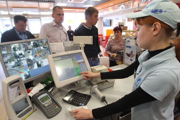 Продавец принимает оплату за топливо в магазине на автозаправочной станции сети Газпромнефть, расположенной на Симферопольском шоссе.