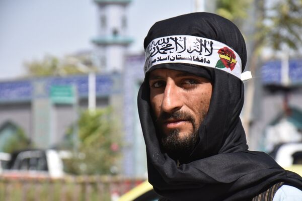 Представитель движения Талибан (террористическая организация, запрещена в РФ) во взятом под контроль городе Мазари-Шариф
